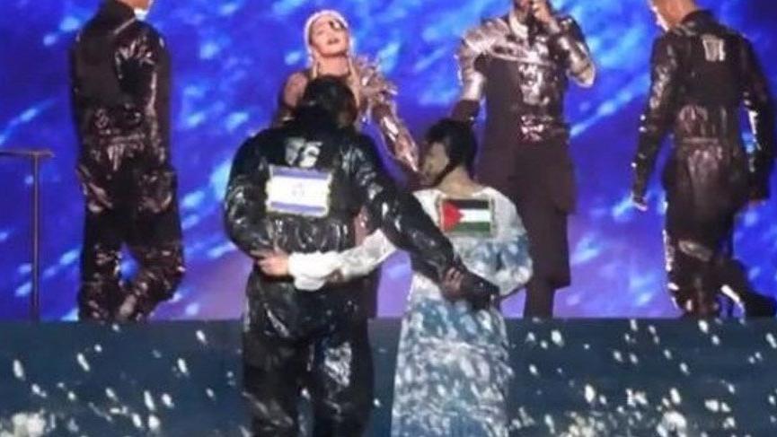 İsrail’deki Eurovision finaline Madonna Filistin bayrağıyla damga vurdu