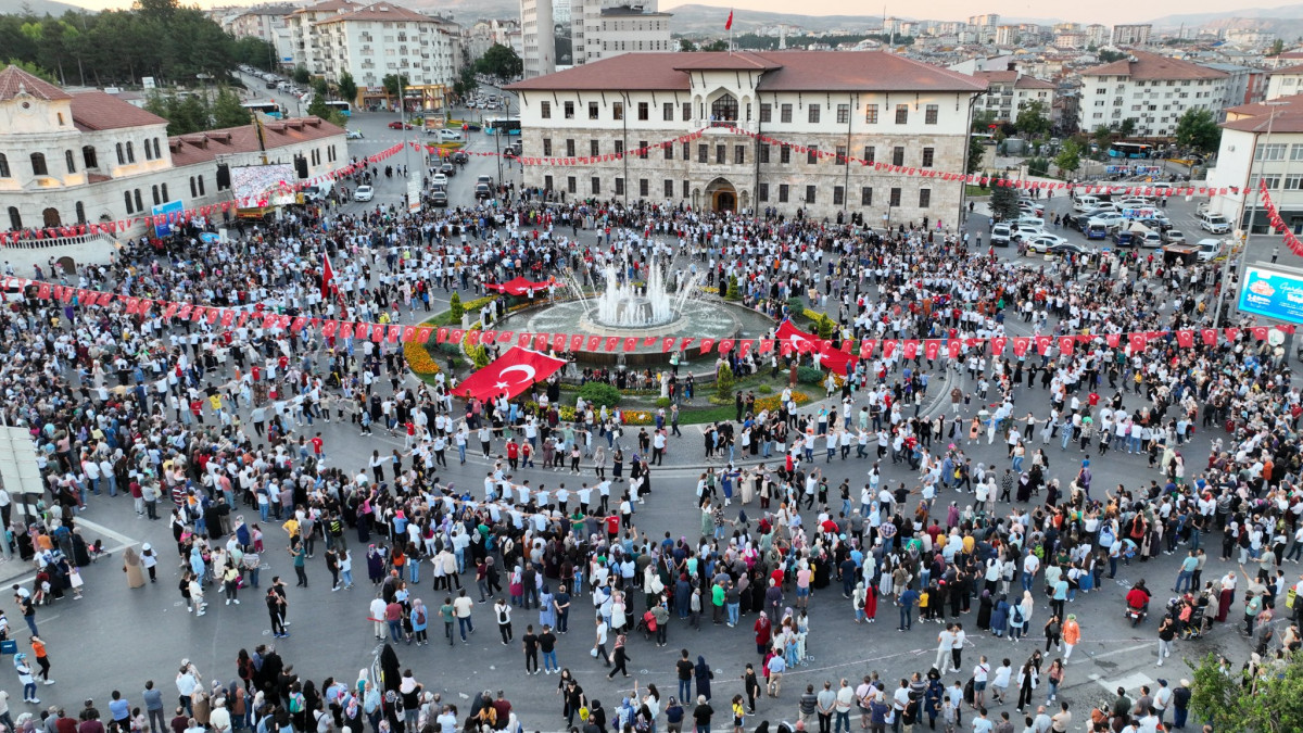 Dünya Sivaslılar Günü'nde 1058 kişi davul ve zurna eşliğinde Sivas Ağırlaması halayı çekti