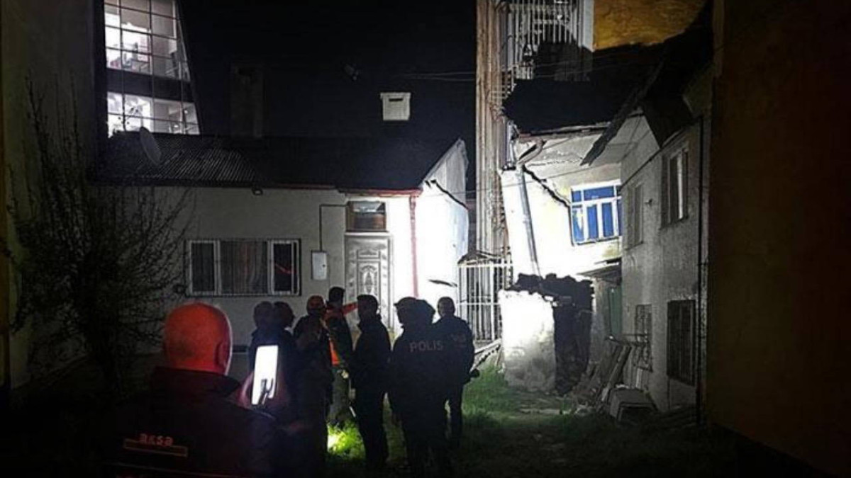 2 katlı ev çöktü...