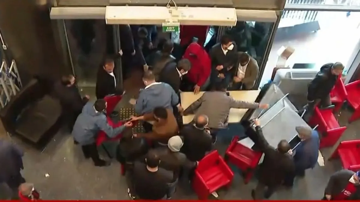 Polis tahliye için CHP Genel Merkezi'nde!