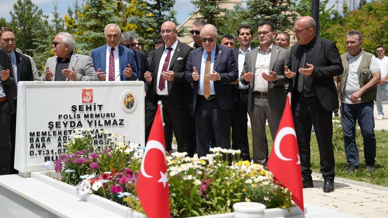 Ümit Özdağ’dan Sivas’ta duygu dolu ziyaret: Şehitler dualarla anıldı