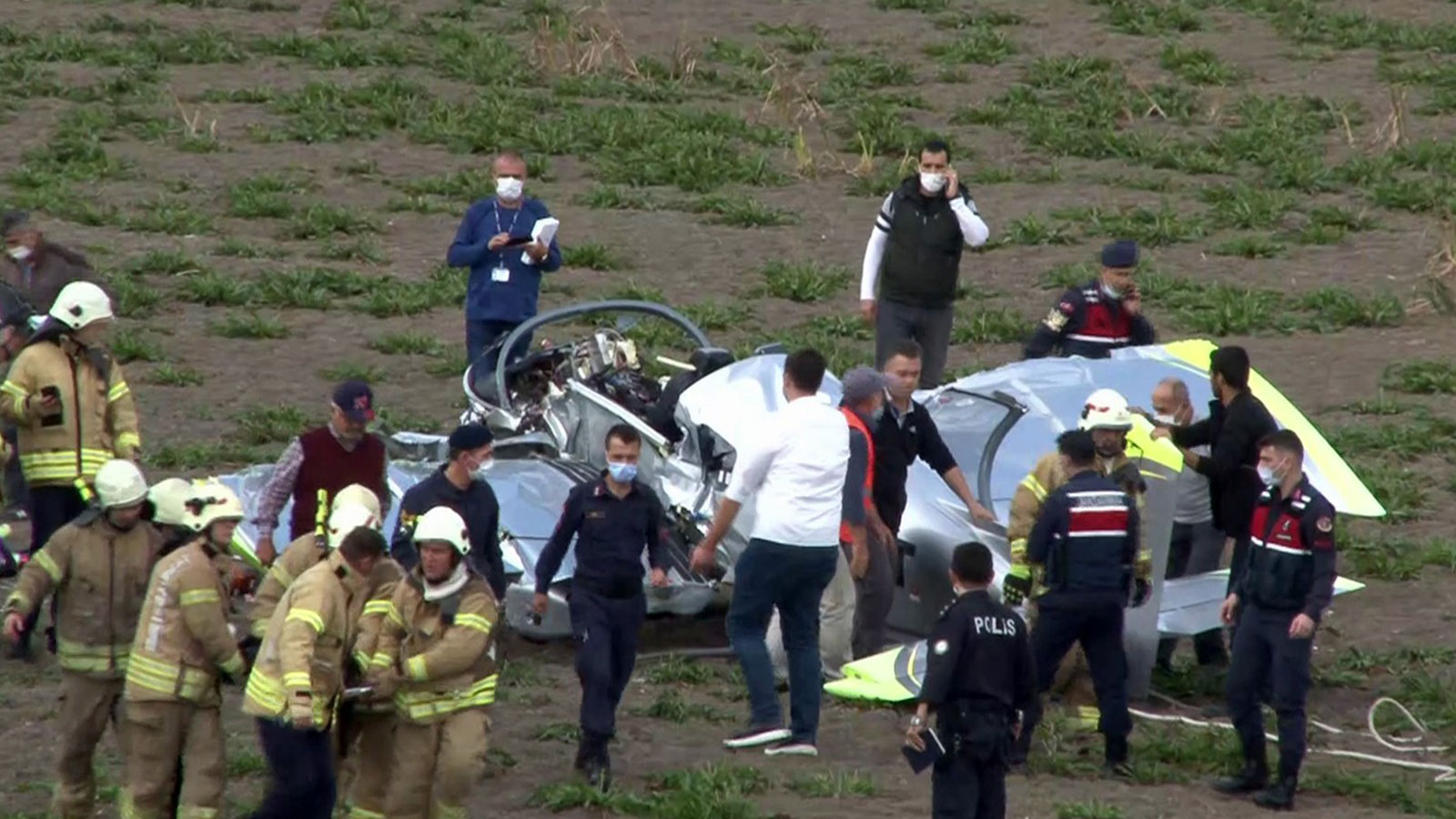 Büyükçekmece'de eğitim uçağı düştü: Pilot yaralı olarak kurtarıldı