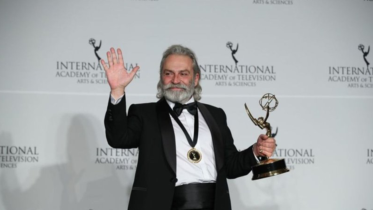 Türkiye için bir ilk; Haluk Bilginer’e Emmy’de “en iyi erkek oyuncu” ödülü